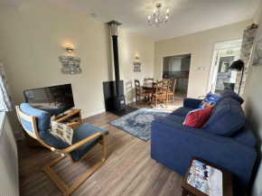 Ty'r Ardd - An immaculate 2 bedroom bungalow close to the beach